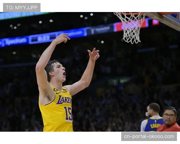 聚焦瞬间：里夫斯压哨抛投打板命中，湖人半场运动战命中率勉强过半